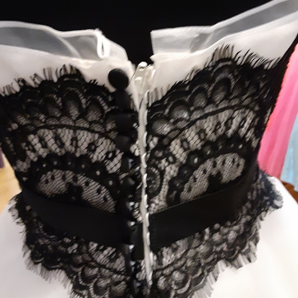 Size4 Jacquelin design. Ivory black. $200